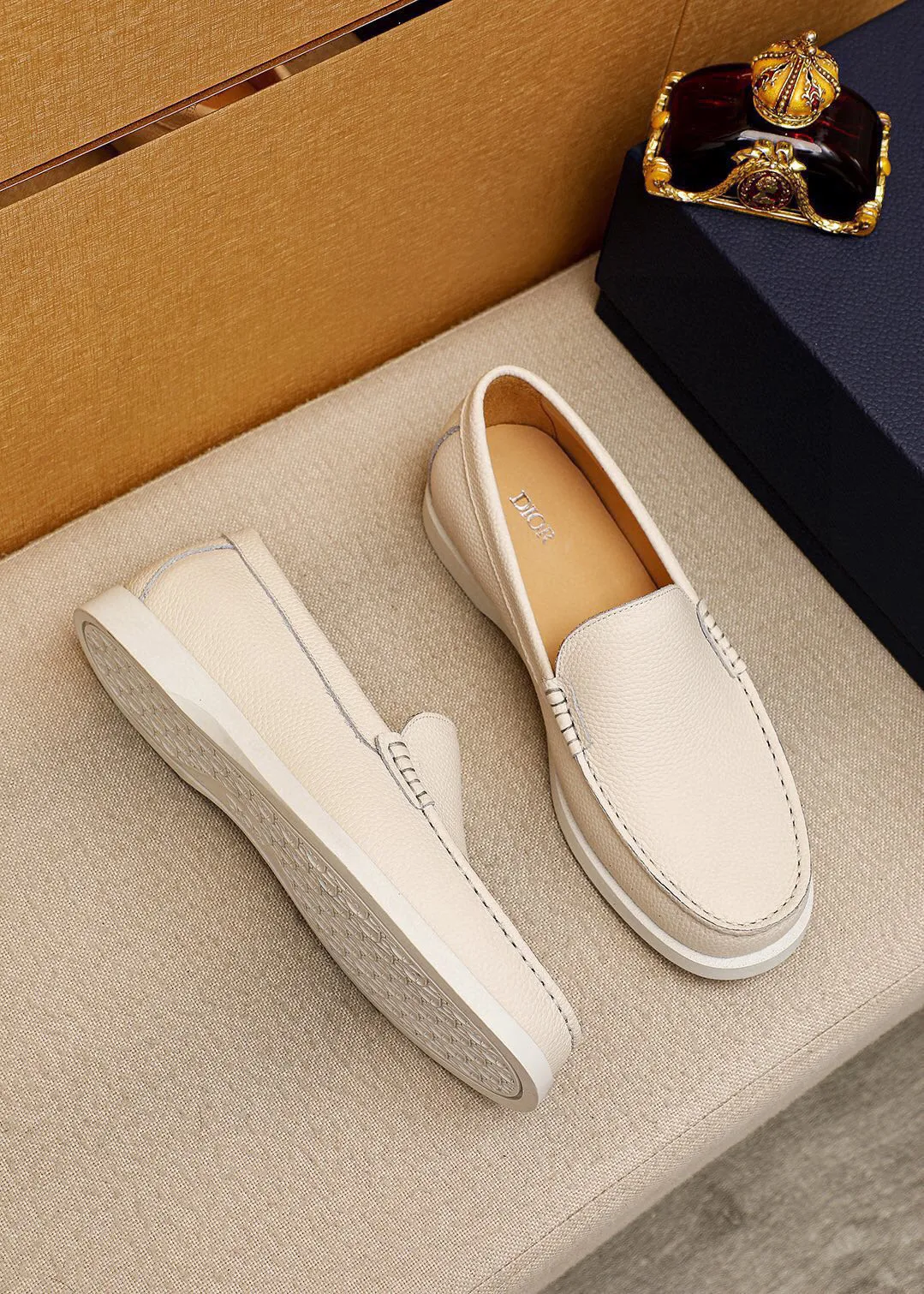 Men's shoes 💰460 💐 Product trademark: Dior "Dior" casual leather shoes Regular size: 38-44 (45.46.47🉑️customized) Product materials: Selected first-layer lychee calfskin upper imported from Italy, imported water-dyed 🐂 cowhide lining. Strong three-dimensional visual effect, rubber outsole Color: 3⃣️colors available